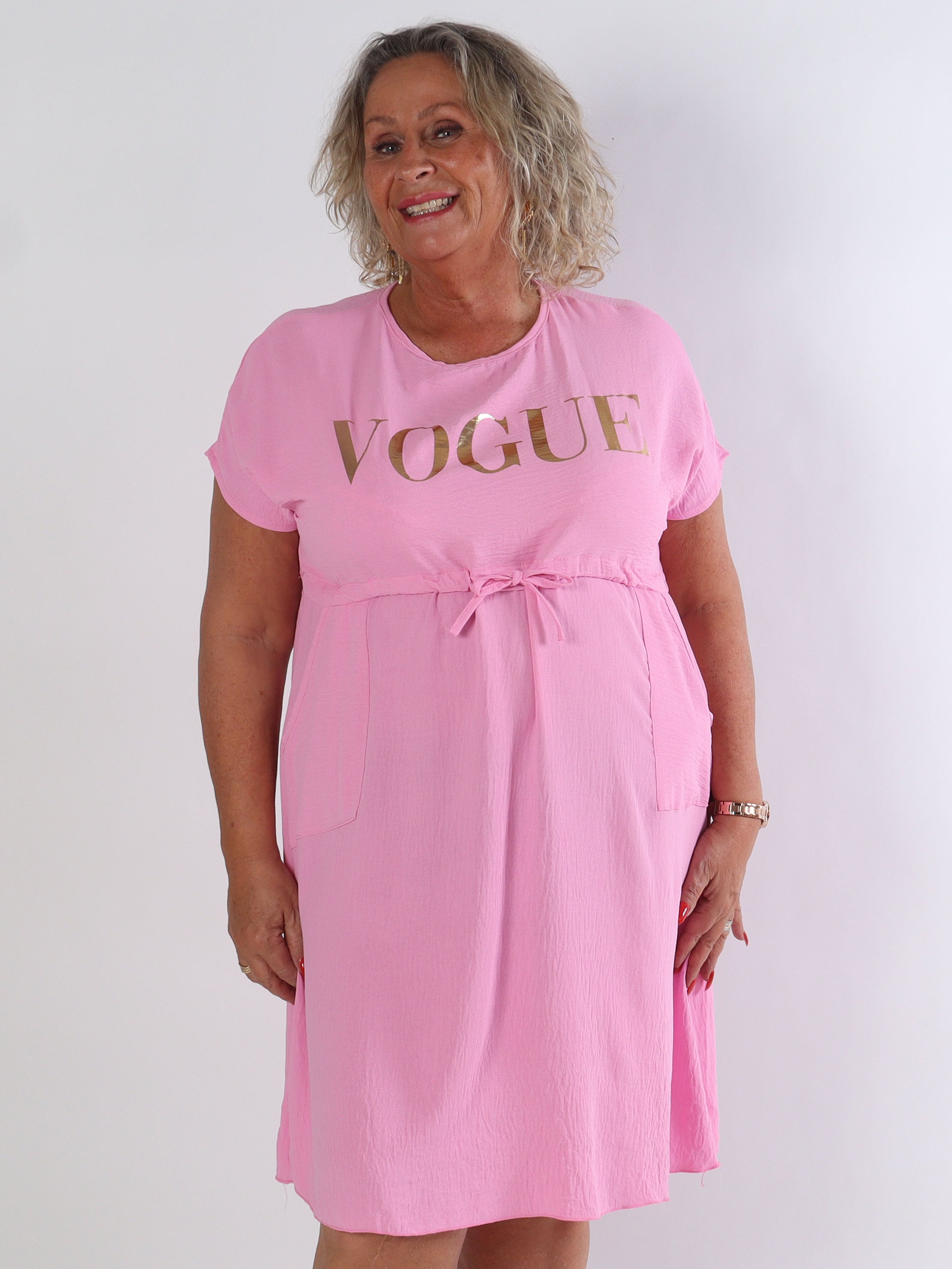 Ada - Söt klänning i plusstorlek med vogue över bröstet